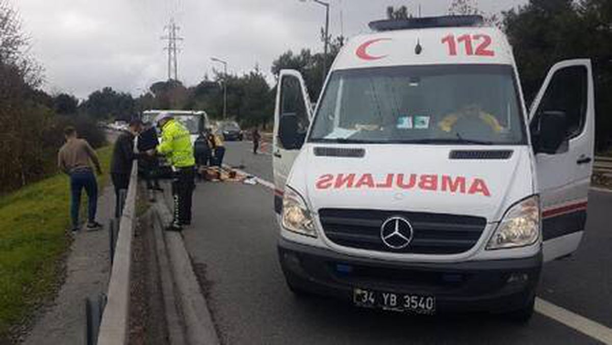 KAĞITHANE\'DE EMNİYET ŞERİDİNDE KAMYONET KASASINI KAPATIRKEN ARAÇ ÇARPAN KİŞİ ÖLDÜ