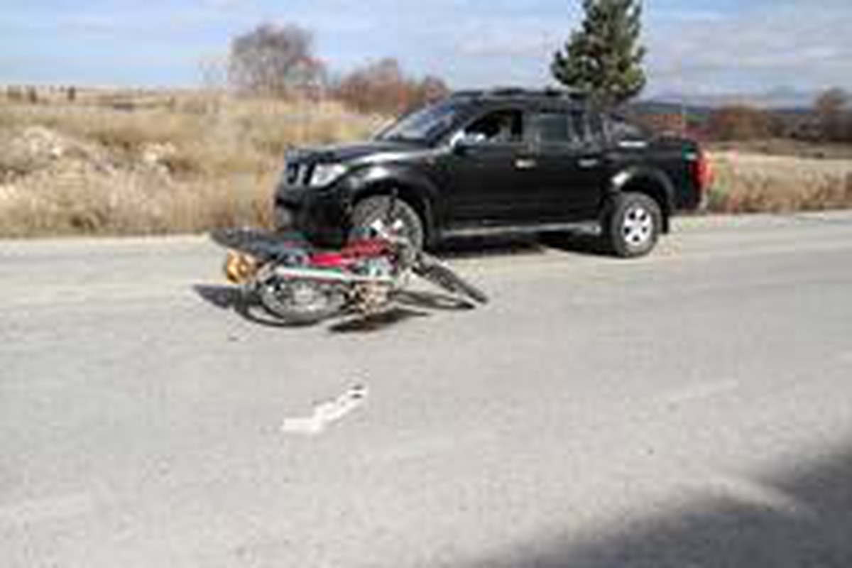 Kamyonetin çarptığı motosikletli yaralandı
