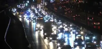 Kısıtlama saatinde D-100 Karayolu'nda trafik yoğunluğu