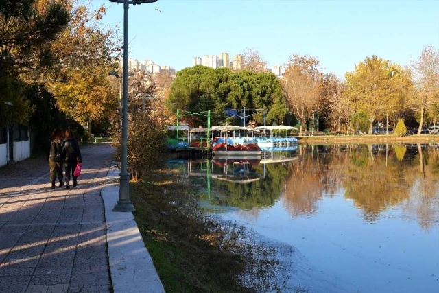 Korona virüsün stresini şehrin göbeğindeki güzelliği ile mest eden gölette atıyorlar