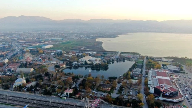 Korona virüsün stresini şehrin göbeğindeki güzelliği ile mest eden gölette atıyorlar