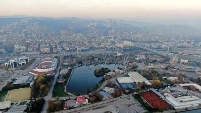 Korona virüsün stresini şehrin göbeğindeki güzelliği ile mest eden gölette atıyorlar