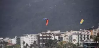 Marmaris'te yağmur sonrası kahverengiye dönen denizde sörf