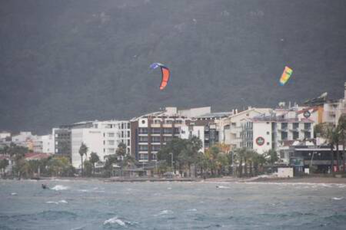 Marmaris\'te yağmur sonrası kahverengiye dönen denizde sörf