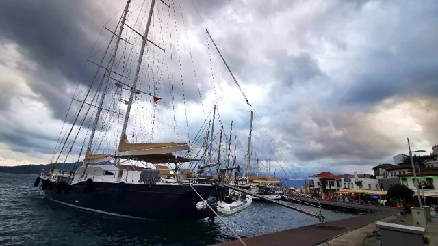 Marmarisli Balıkçılar sağanak yağış ve fırtına uyarısına karşı teknelerini sağlama aldılar