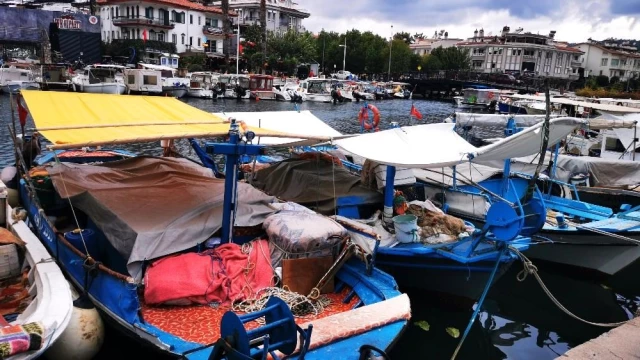 Marmarisli Balıkçılar sağanak yağış ve fırtına uyarısına karşı teknelerini sağlama aldılar