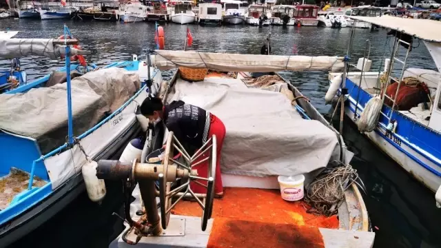 Marmarisli Balıkçılar sağanak yağış ve fırtına uyarısına karşı teknelerini sağlama aldılar