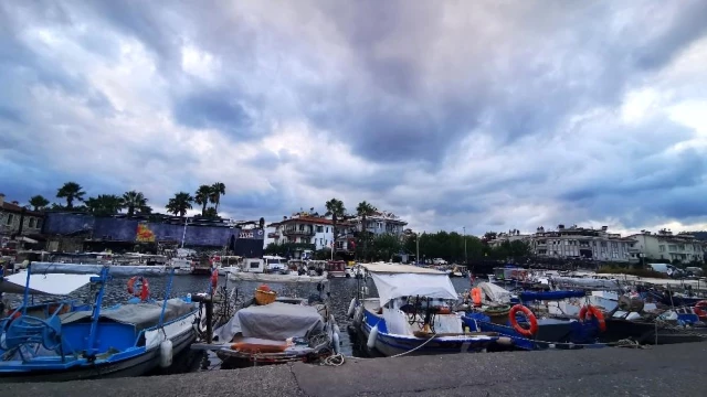 Marmarisli Balıkçılar sağanak yağış ve fırtına uyarısına karşı teknelerini sağlama aldılar