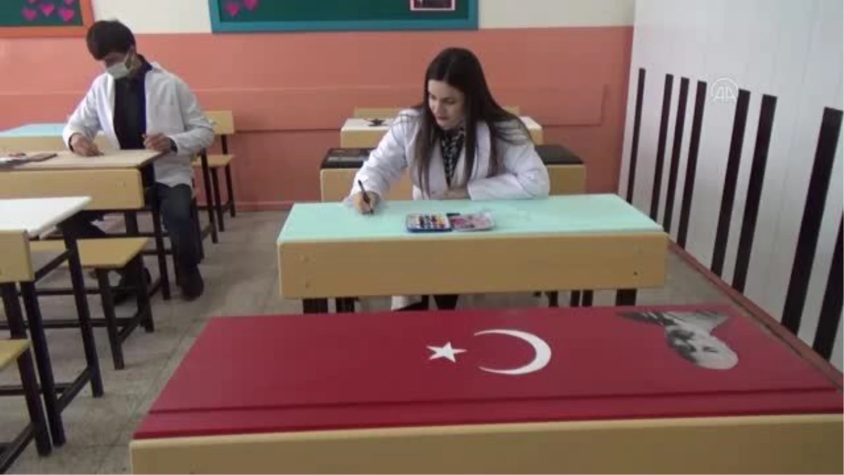 Öğrencileri için atıl durumdaki sıra ve masaları renklendirdiler