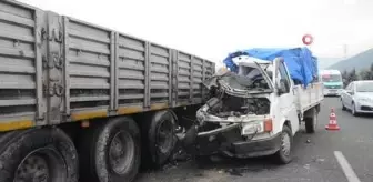 Park halindeki tıra çarptı, kamyonet hurdaya döndü: 1 yaralı