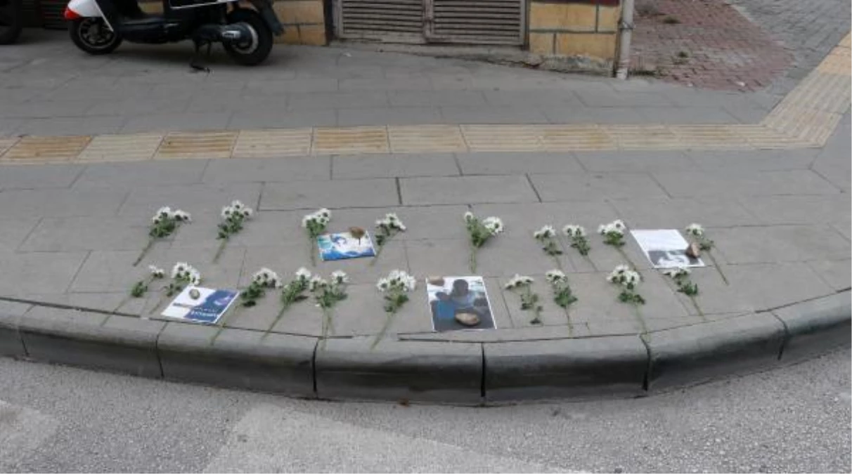 Son dakika! Salgında Gizem\'in öldüğü kaza yerine gelemeyen ailesi, 19 çiçek bıraktırdı