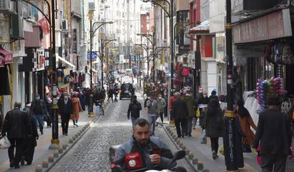 Sivas\'ta kısıtlama sonrası cadde ve sokaklarda yoğunluk