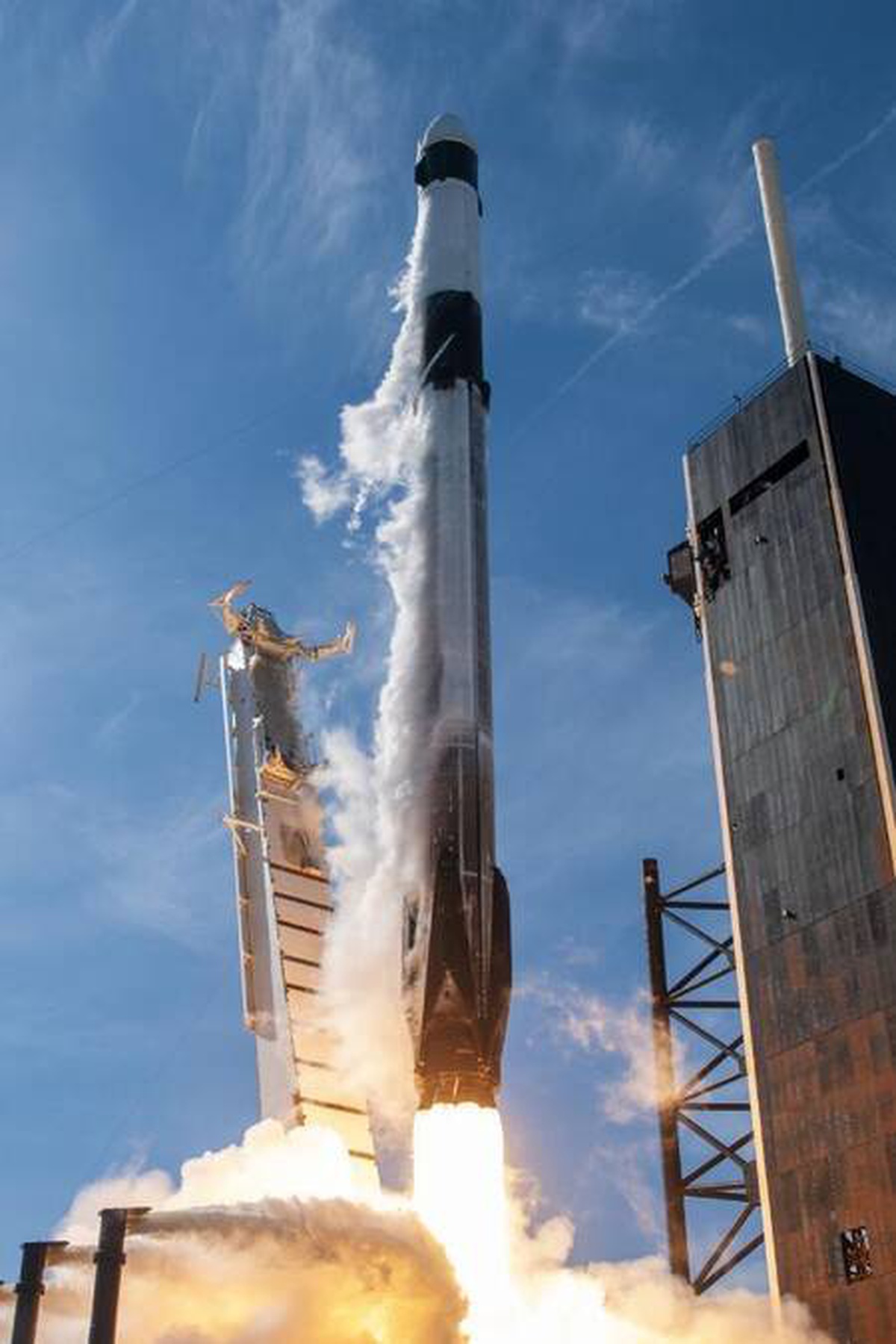 Space X\'a ait Falcon 9 roketi fırlatıldı