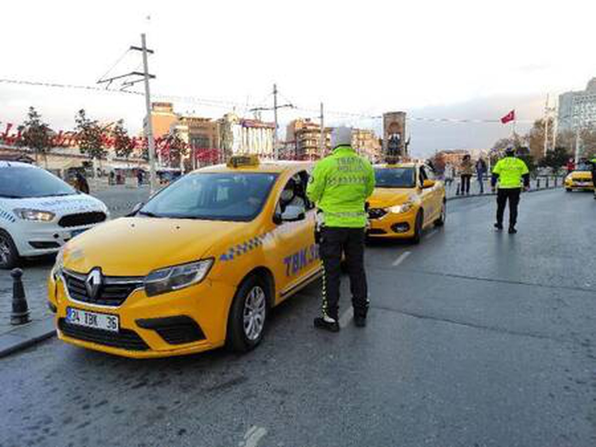 Taksim Meydanı\'nda taksiler denetlendi