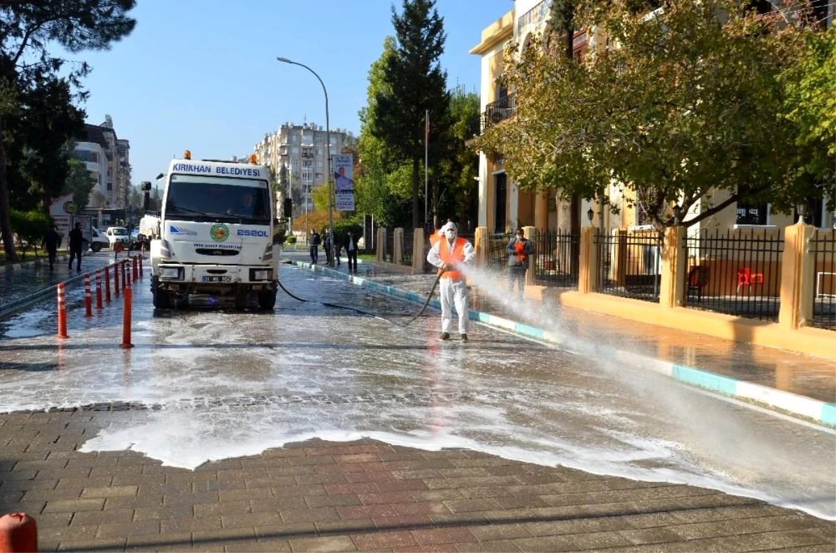 Üç bin kişinin karantinada olduğu ilçede caddeler yıkanıyor