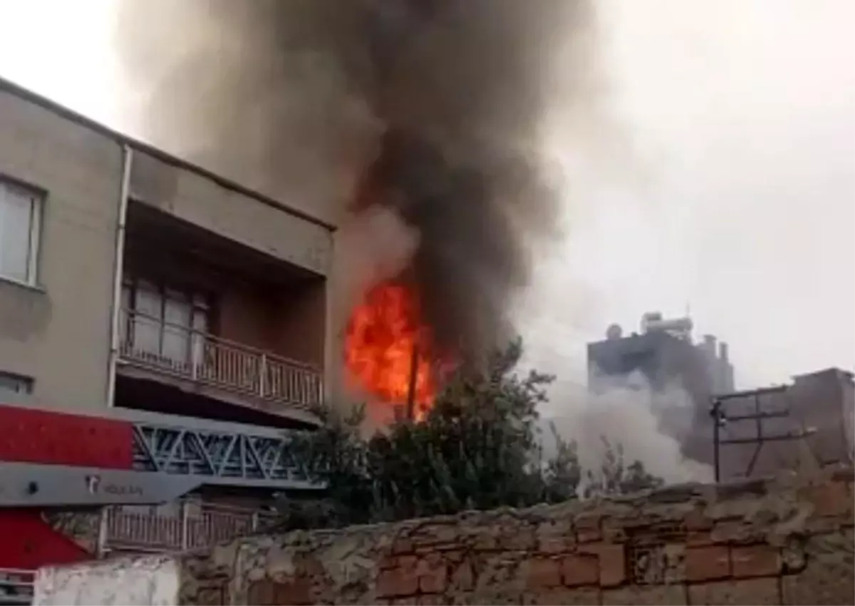 Son dakika haberleri: Alevlerin içinden yaşlı adamı çekip kurtardı