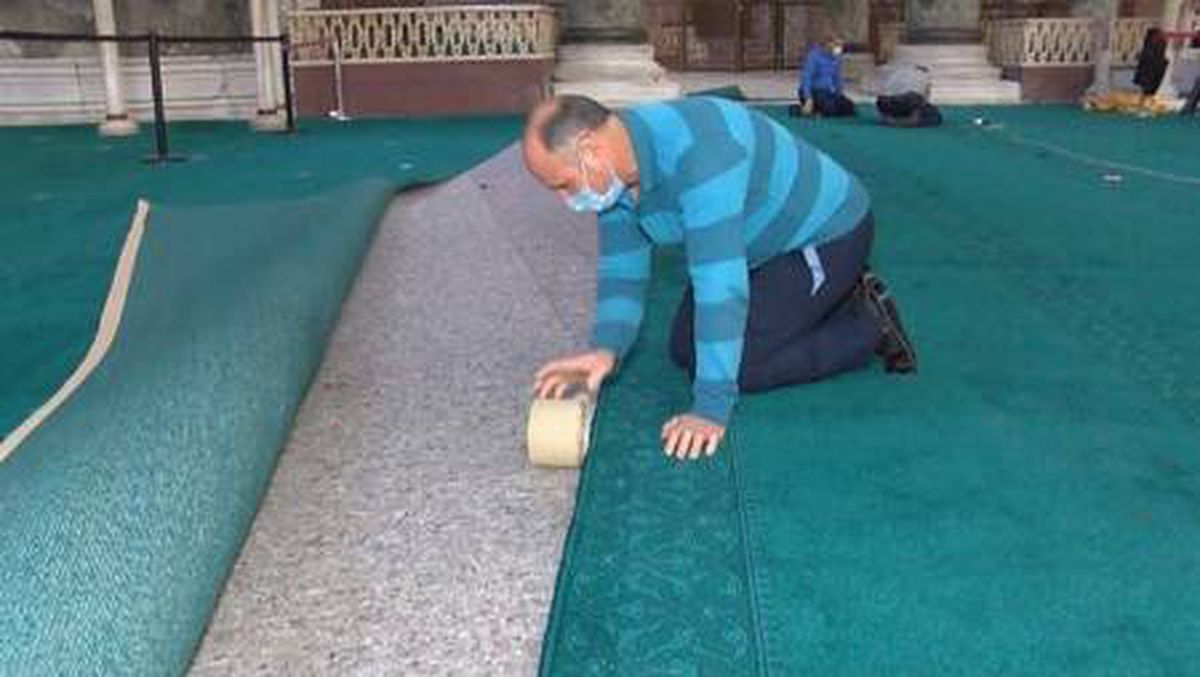 Ayasofya\'da halı ve avizelerde son adım