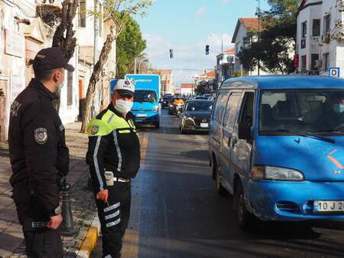 Ayvalık\'ın 2 caddesine girişlere kişi sınırlaması