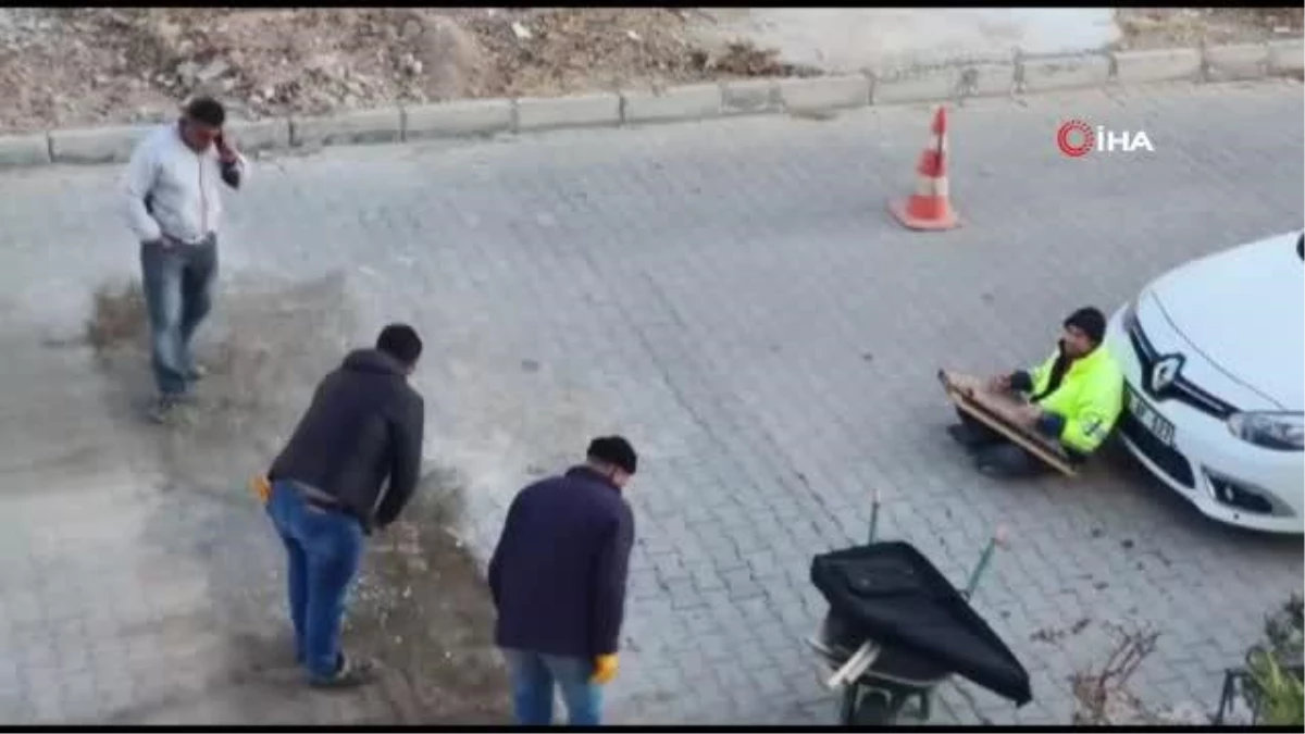 Belediye işçilerinin kanun eşliğindeki mesaisi kamerada