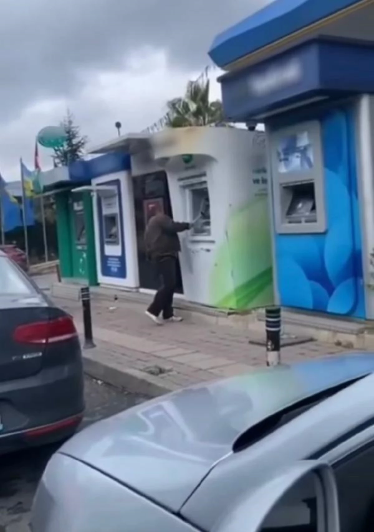 Son dakika haber! Beykoz\'da ATM\'lere çekiçli saldırı kamerada