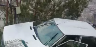 Bir araç ve telefon direğine çarpan otomobil, duvarda asılı kaldı