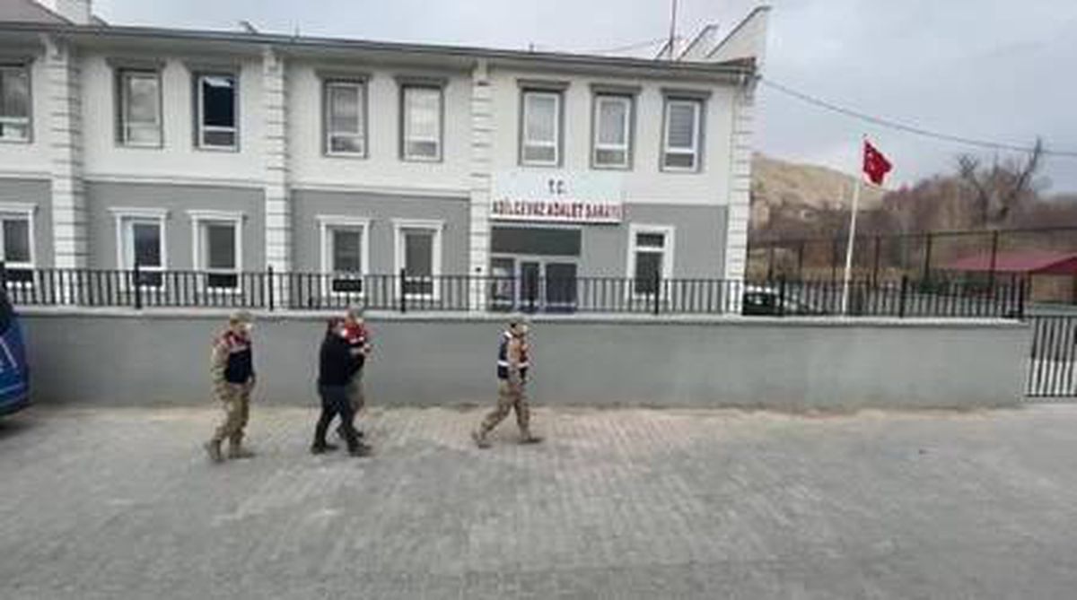 Bitlis\'te 15 kişilik minibüste 53 kaçak göçmen yakalandı