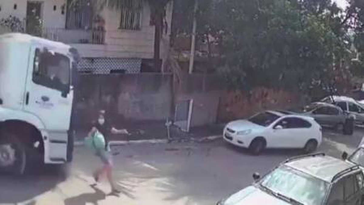 Brezilya\'da freni boşalan kamyonun altında kalmaktan son anda kurtuldular