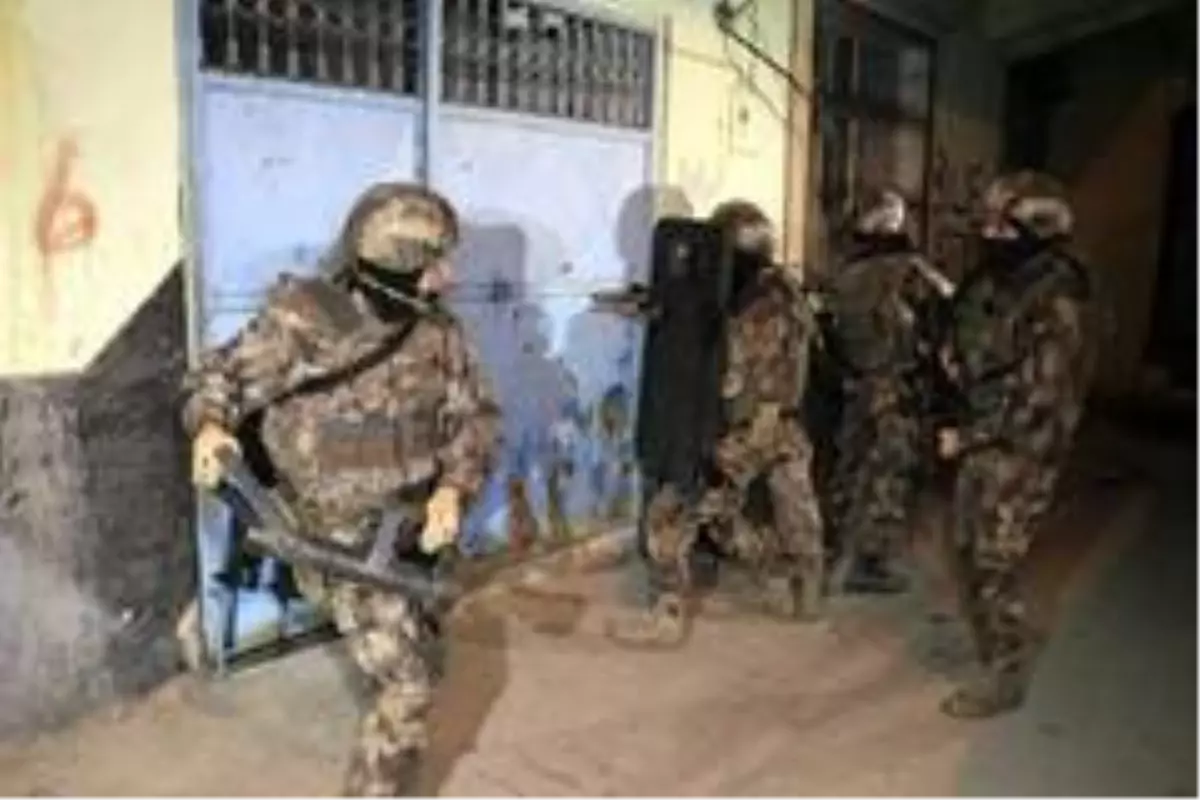 DEAŞ\'lının evinden kaçak kadın çıktı