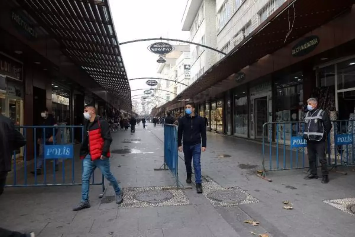 Çarşıların bulunduğu caddenin giriş ve çıkışında polis noktaları oluşturuldu