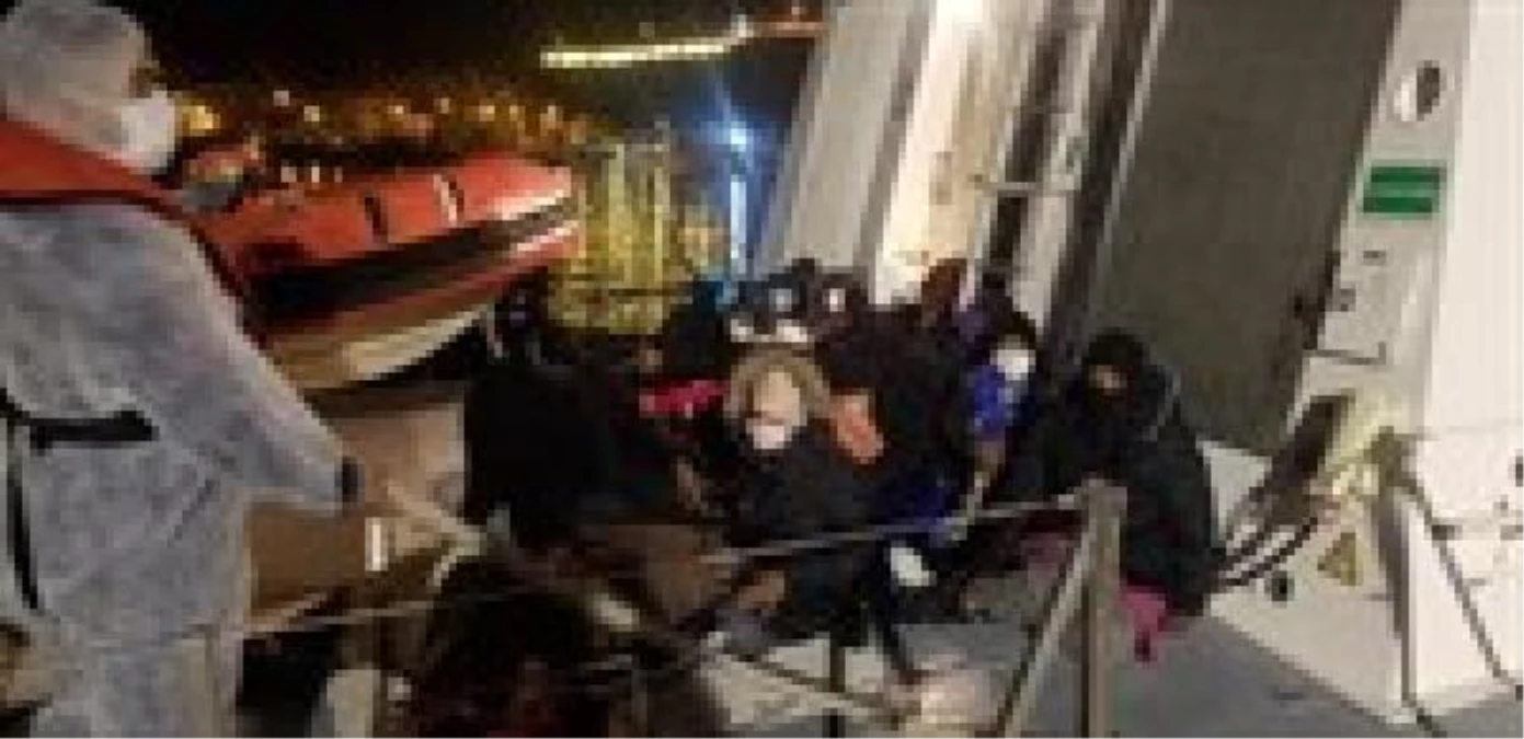 İzmir\'de Yunan unsurları tarafından geri itilen 69 düzensiz göçmen kurtarıldı
