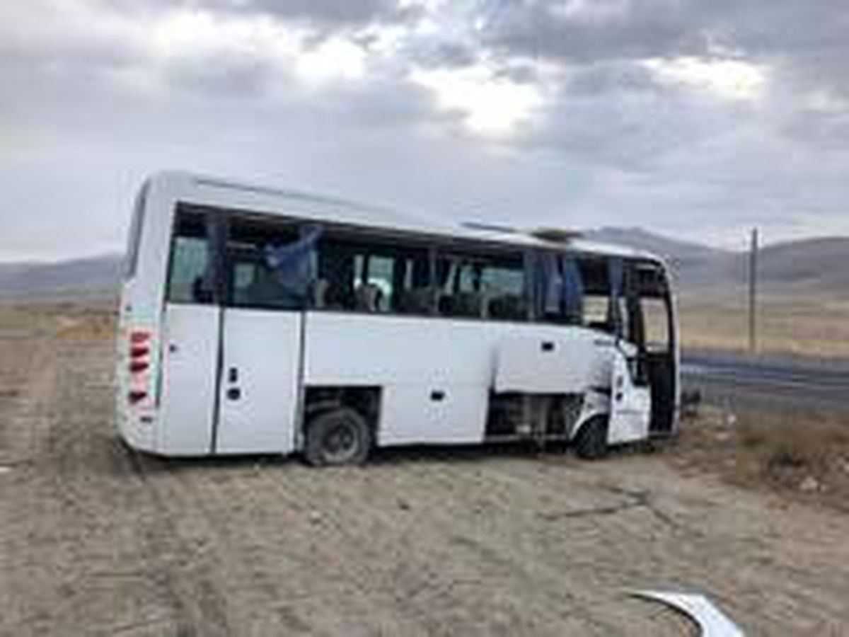 Konya\'da midibüs devrildi: 12 yaralı