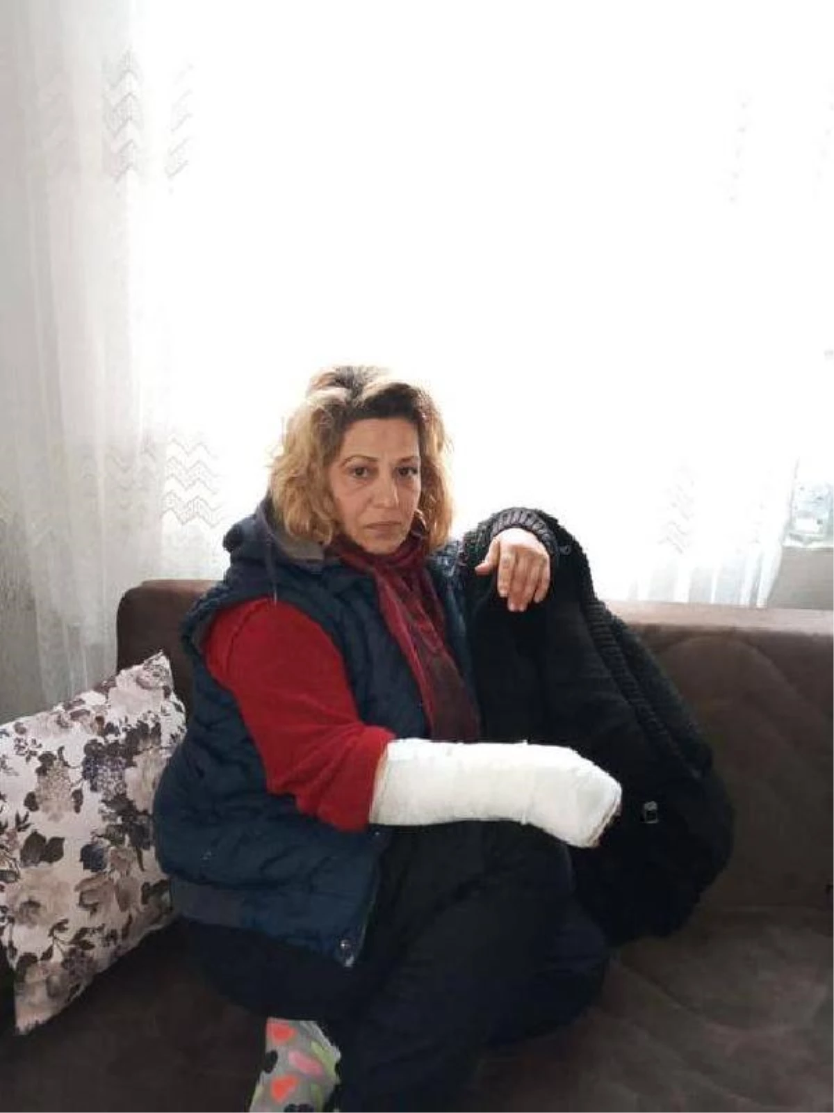 Köpeklerin saldırısından kaçarken düşen kadının el bileği kırıldı