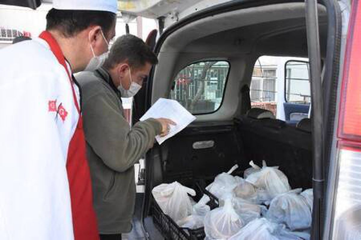 Karantinadaki yaşlılara sıcak yemek yardımı