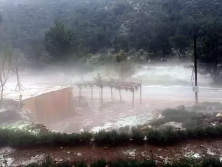 Marmaris'e fındık büyüklüğünde dolu yağdı