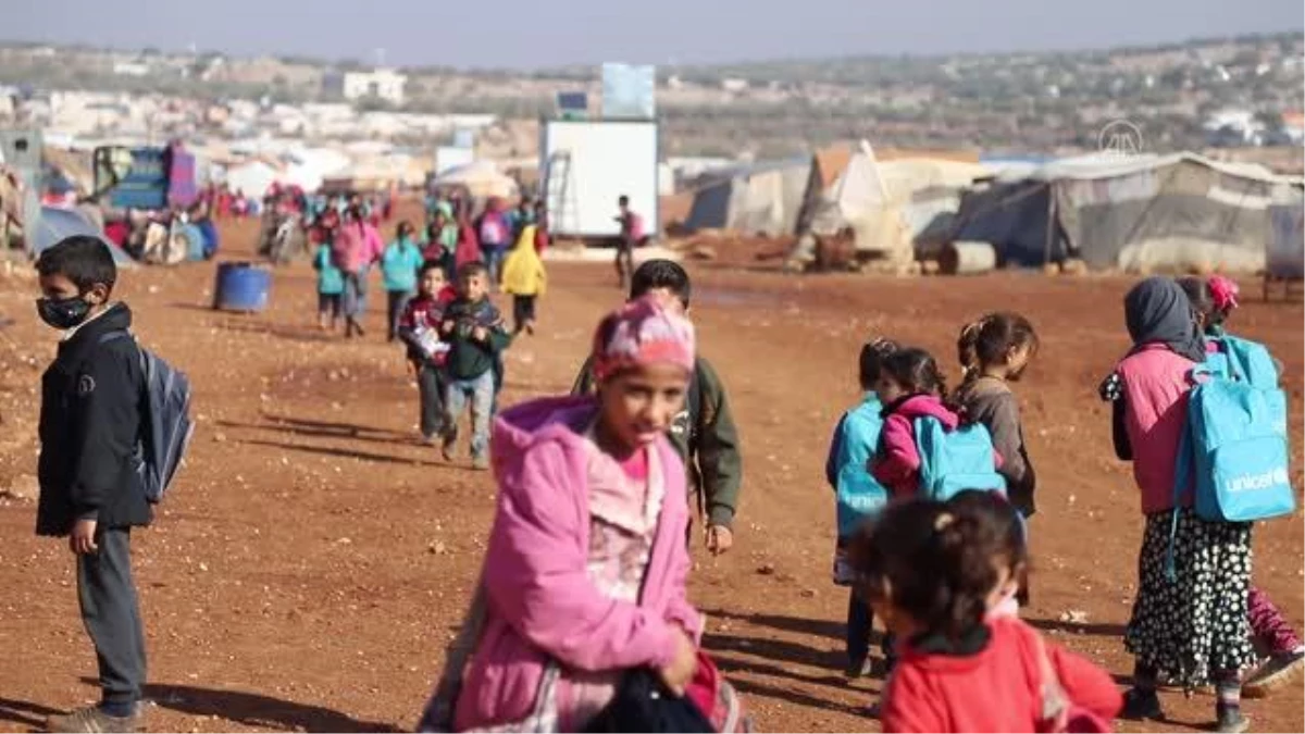 Okulsuz kalan İdlibli çocuklar, barındıkları çadırları sınıfa çeviriyor