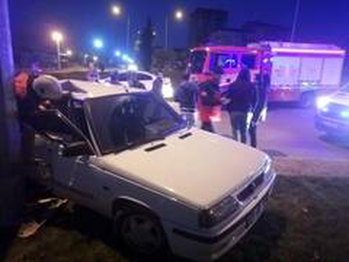 Otomobil aydınlatma direğine çarptı: 2 yaralı