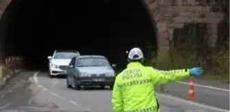 Polis tek tek durdurup kontrol etti, kış lastiği takmayan sürücüler ceza yedi