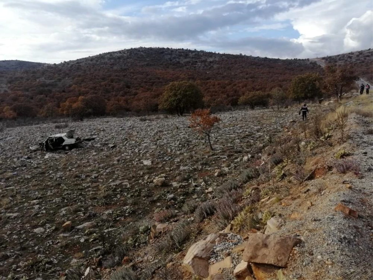 Takla atarak tarlaya uçan otomobilden sağ kurtuldu