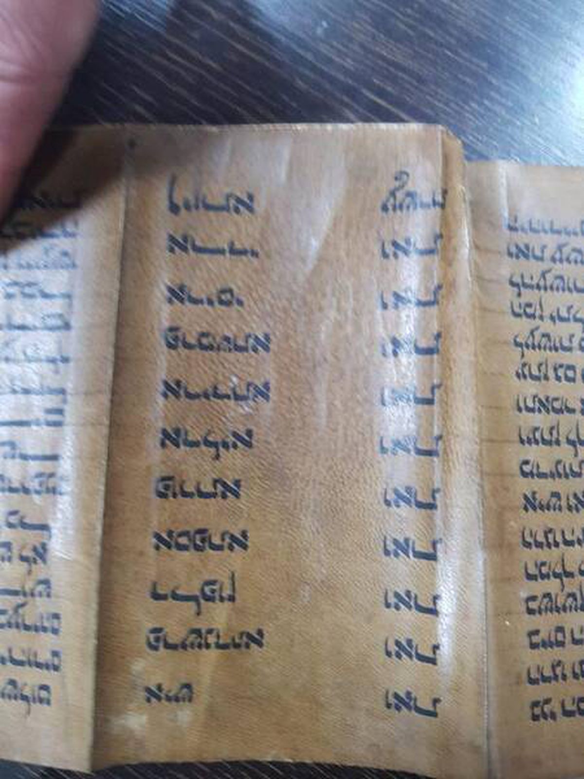 Tarihi eser niteliğindeki kitabı, 1,3 milyon dolara satmaya çalışan şüphelilere suçüstü