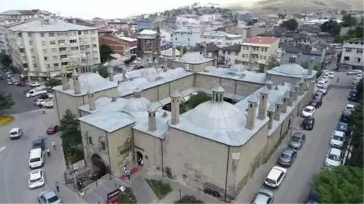 Tarihi Taşhan Çarşısı\'nın maskot kedisi: "Müdür"