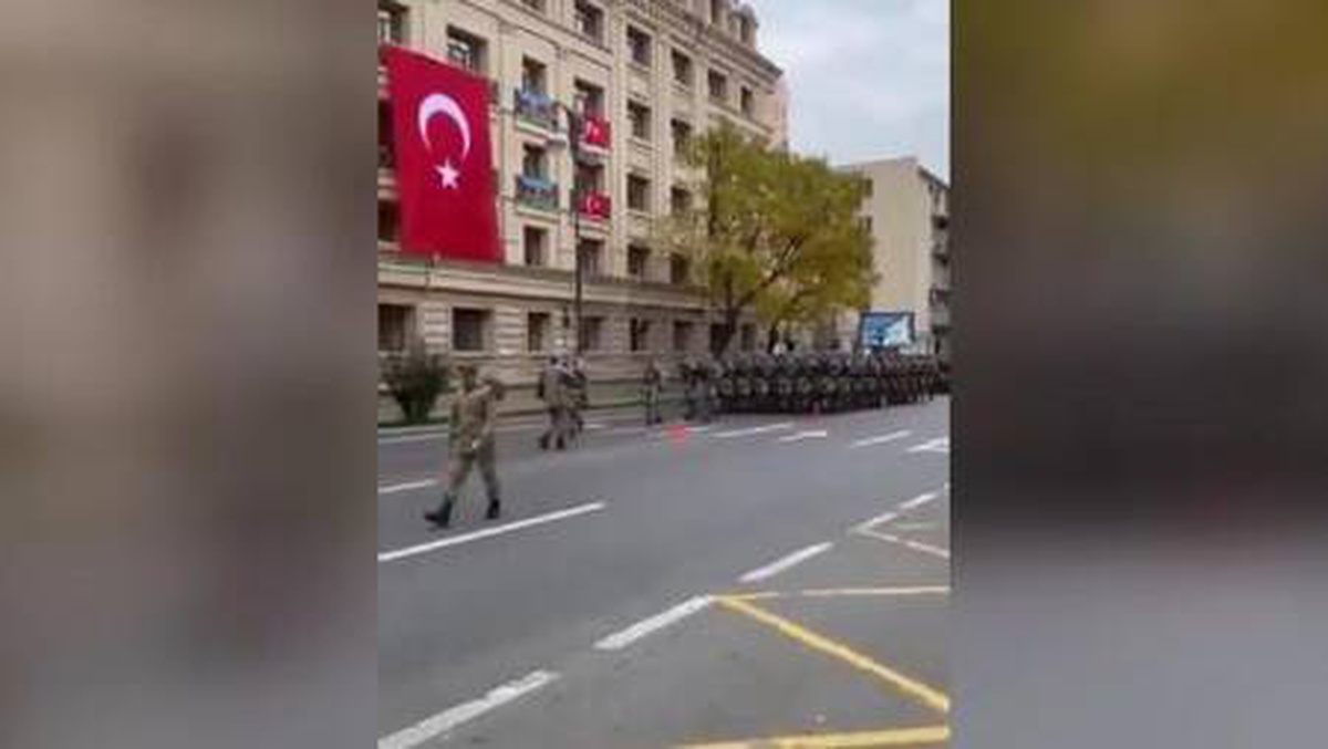 Türk Komandosu Azerbaycan\'ı "Vatan sana canım feda" marşıyla inletti