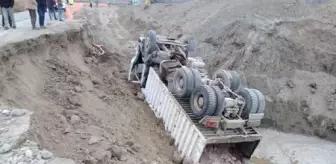 Yol çökünce kamyon kanalizasyon çalışması için açılan çukura devrildi