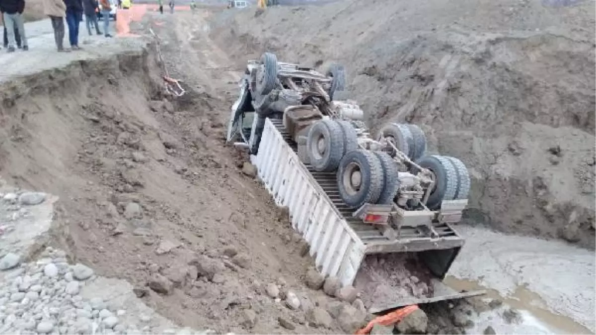 Yol çökünce kamyon kanalizasyon çalışması için açılan çukura devrildi