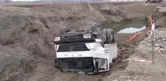 Yolun çökmesi sonucu devrilen kamyonun sürücüsü yaralandı