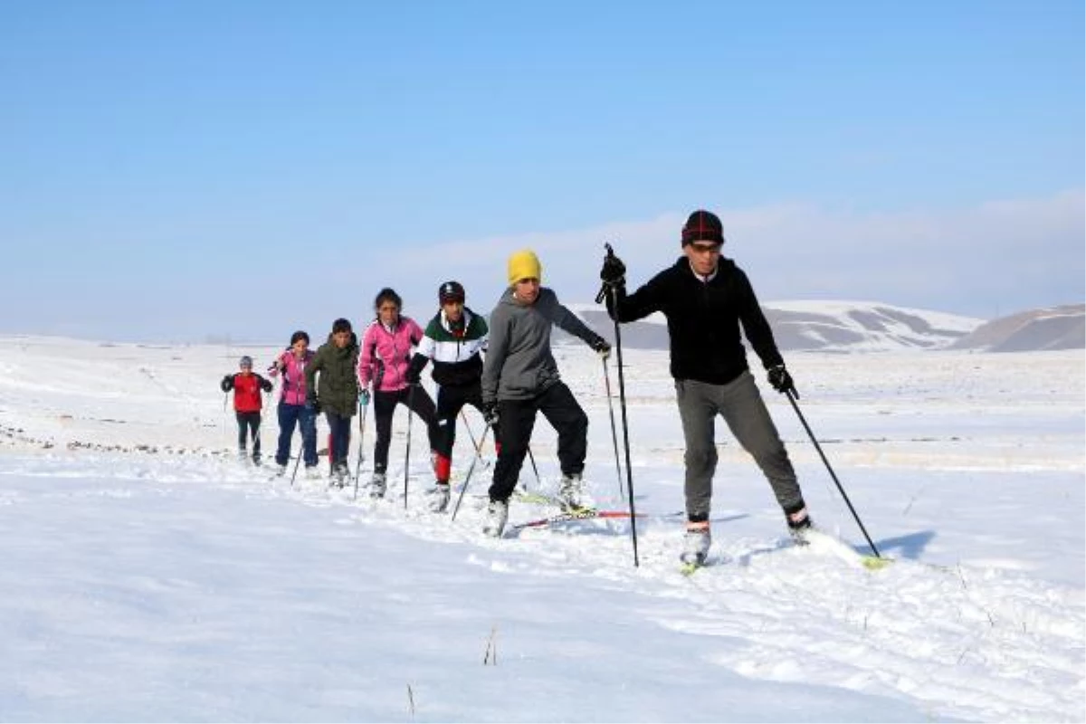 Yüksekovalı kayakçılar Türkiye Şampiyonası\'na hazırlanıyor