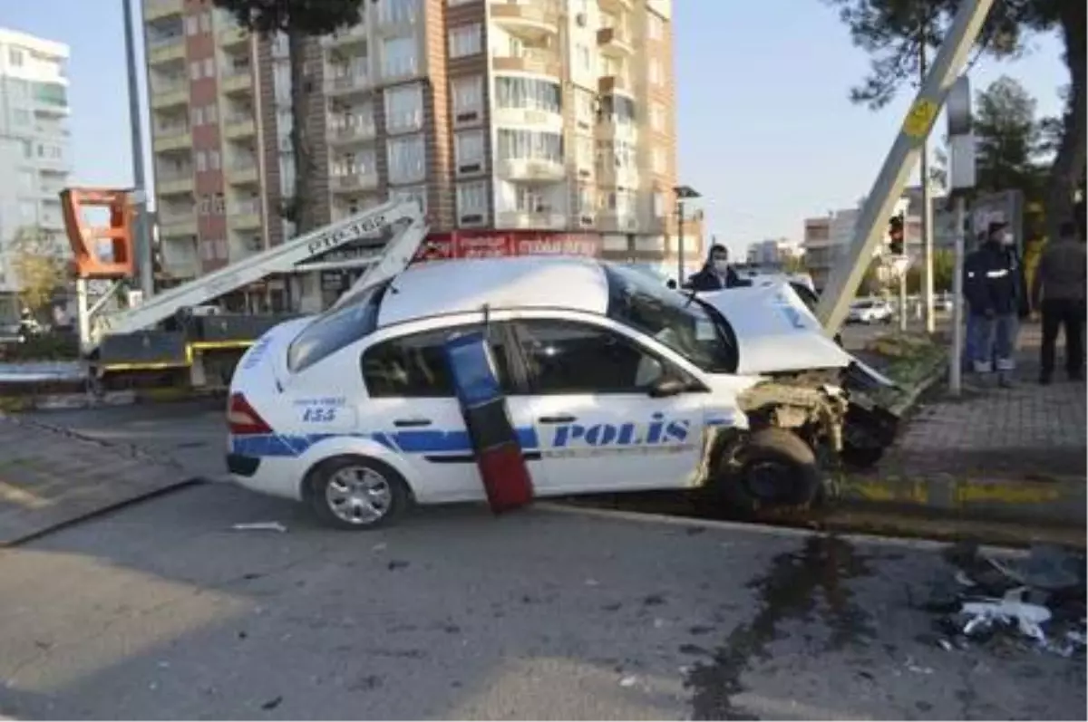 Adıyaman\'da otomobil ile ekip aracı çarpıştı: 2 polis yaralı