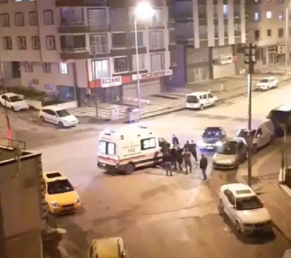 Ambulansa alınmayan hasta yakınları sağlık personelini darbetti