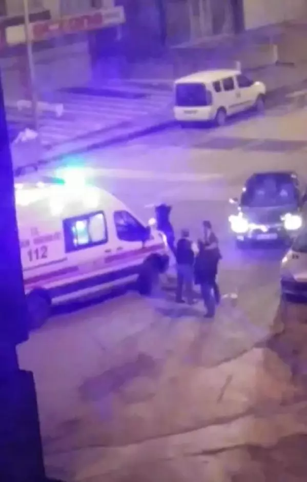 Ambulansa alınmayan hasta yakınları sağlık personelini darbetti