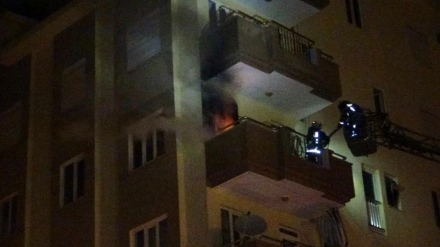 Son dakika haber: Balkonda yanan odun ve kömürler mahalleliyi sokağa döktü