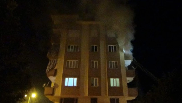 Son dakika haber: Balkonda yanan odun ve kömürler mahalleliyi sokağa döktü
